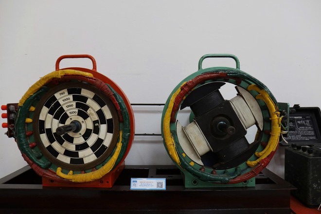 Độc lạ chiếc đồng hồ trăm tuổi gắn với ng&ocirc;i trường hơn 120 năm ở TPHCM - Ảnh 11.