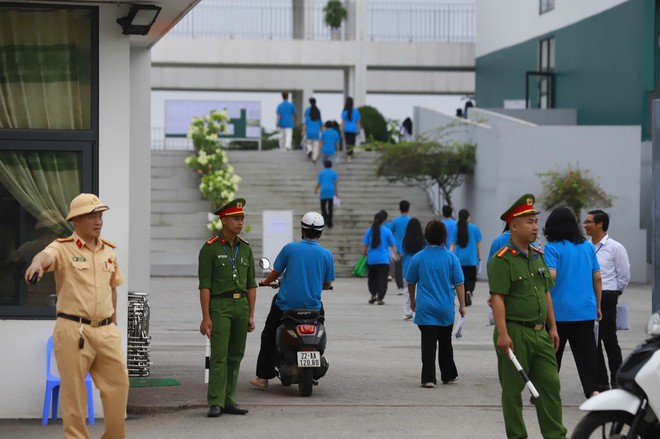 S&aacute;ng nay, th&iacute; sinh Chuy&ecirc;n Tuy&ecirc;n Quang l&agrave;m nốt b&agrave;i thi tốt nghiệp - Ảnh 1.