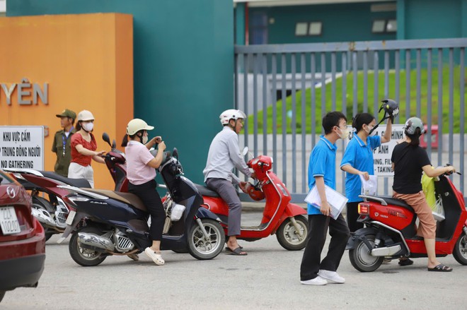 S&aacute;ng nay, th&iacute; sinh Chuy&ecirc;n Tuy&ecirc;n Quang l&agrave;m nốt b&agrave;i thi tốt nghiệp - Ảnh 2.