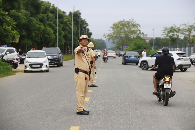 S&aacute;ng nay, th&iacute; sinh Chuy&ecirc;n Tuy&ecirc;n Quang l&agrave;m nốt b&agrave;i thi tốt nghiệp - Ảnh 3.