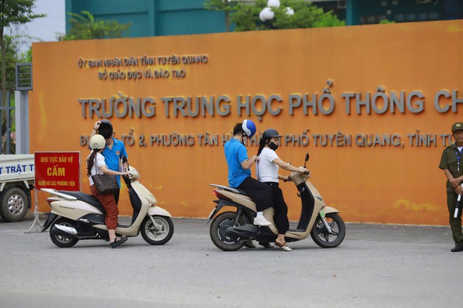 S&aacute;ng nay, th&iacute; sinh Chuy&ecirc;n Tuy&ecirc;n Quang l&agrave;m nốt b&agrave;i thi tốt nghiệp - Ảnh 4.