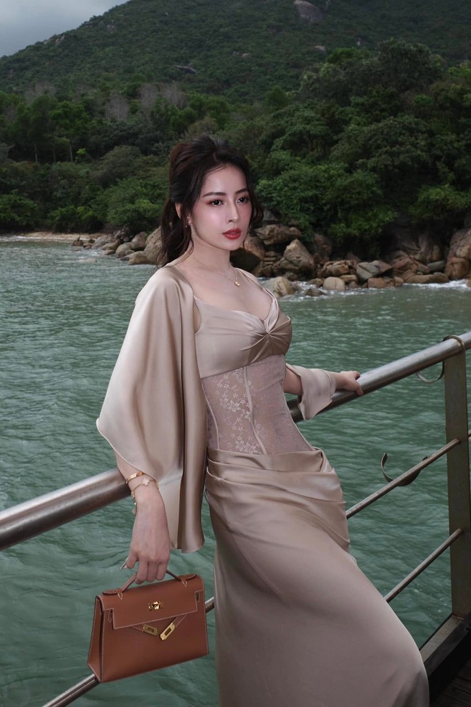 Ph&uacute; b&agrave; Ngọc Loan chung khung h&igrave;nh với mỹ nh&acirc;n đẹp nhất VN: Kh&ocirc;ng ngờ c&ugrave;ng sinh năm 1993, nhiều thứ qu&aacute; kh&aacute;c - Ảnh 8.