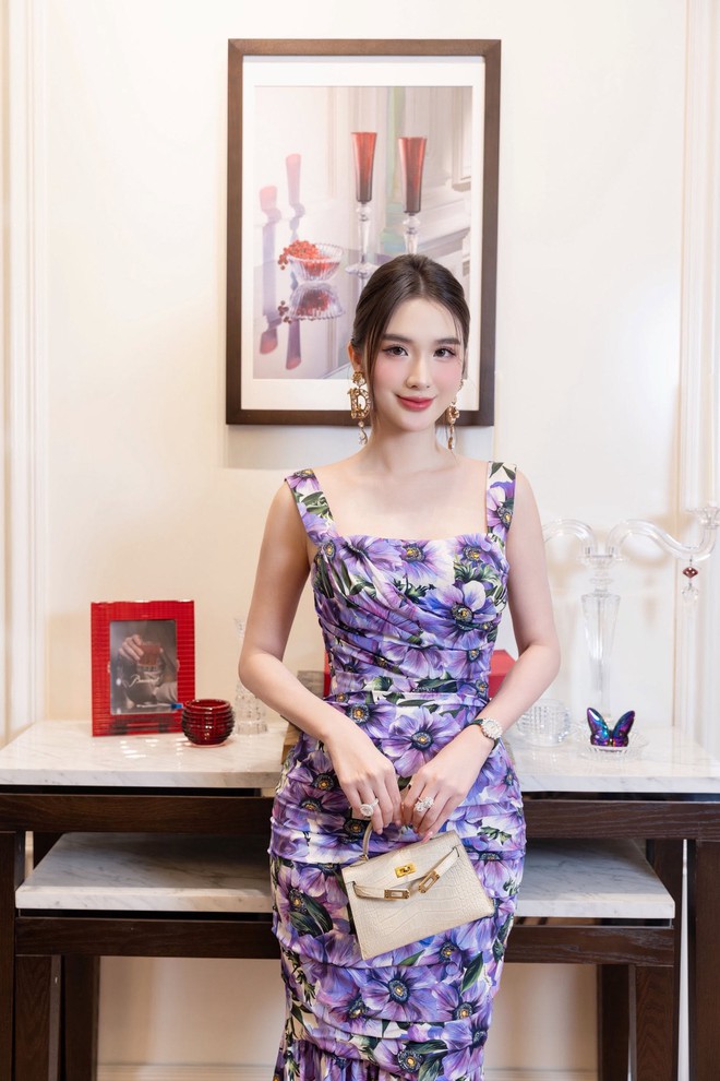 Ph&uacute; b&agrave; Ngọc Loan chung khung h&igrave;nh với mỹ nh&acirc;n đẹp nhất VN: Kh&ocirc;ng ngờ c&ugrave;ng sinh năm 1993, nhiều thứ qu&aacute; kh&aacute;c - Ảnh 5.