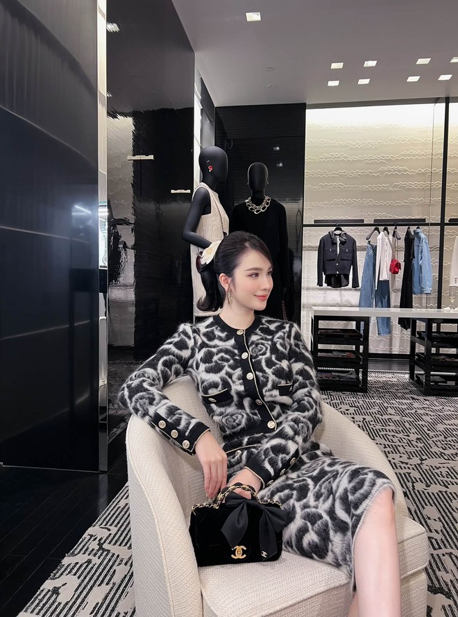 Ph&uacute; b&agrave; Ngọc Loan chung khung h&igrave;nh với mỹ nh&acirc;n đẹp nhất VN: Kh&ocirc;ng ngờ c&ugrave;ng sinh năm 1993, nhiều thứ qu&aacute; kh&aacute;c - Ảnh 6.
