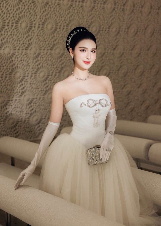 Ph&uacute; b&agrave; Ngọc Loan chung khung h&igrave;nh với mỹ nh&acirc;n đẹp nhất VN: Kh&ocirc;ng ngờ c&ugrave;ng sinh năm 1993, nhiều thứ qu&aacute; kh&aacute;c - Ảnh 3.