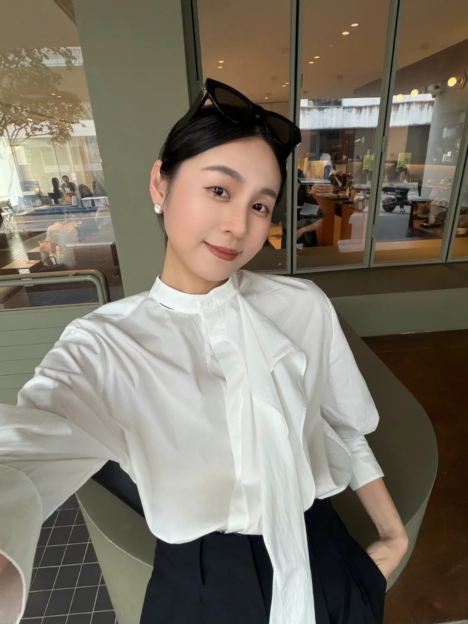 Kh&ocirc;ng cần h&agrave;ng hiệu, chiếc &aacute;o c&ocirc;ng sở n&agrave;y vẫn tạo cảm gi&aacute;c old money nhờ một chi tiết rất nhỏ - Ảnh 4.