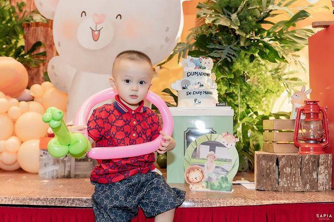 Cháu trai cựu Chủ tịch nổi tiếng làng bóng đá Việt Nam nhập học lớp 1, đem theo hai chiếc áo full chữ ký cầu thủ tặng trường - Ảnh 7.