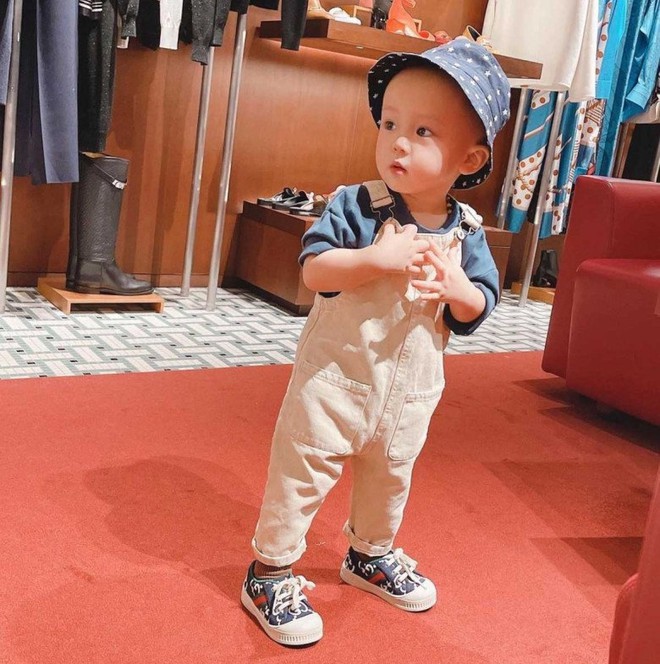 Cháu trai cựu Chủ tịch nổi tiếng làng bóng đá Việt Nam nhập học lớp 1, đem theo hai chiếc áo full chữ ký cầu thủ tặng trường - Ảnh 5.