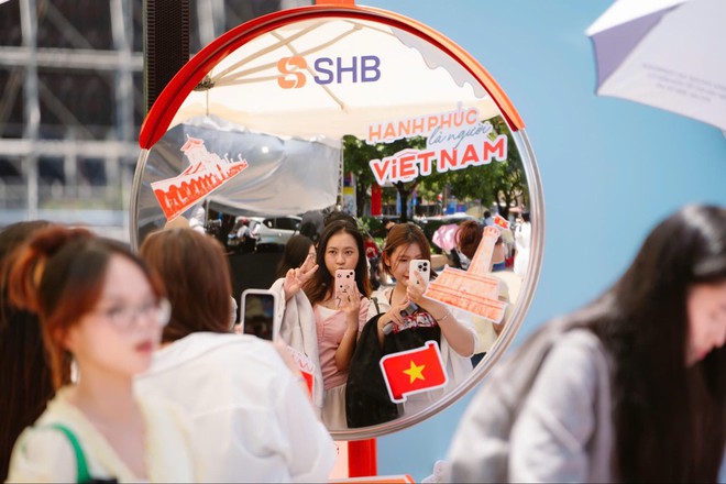 Giới trẻ h&agrave;o hứng check-in, săn qu&agrave; SHB ở booth Fandom Y&ecirc;u Nước- Ảnh 3.
