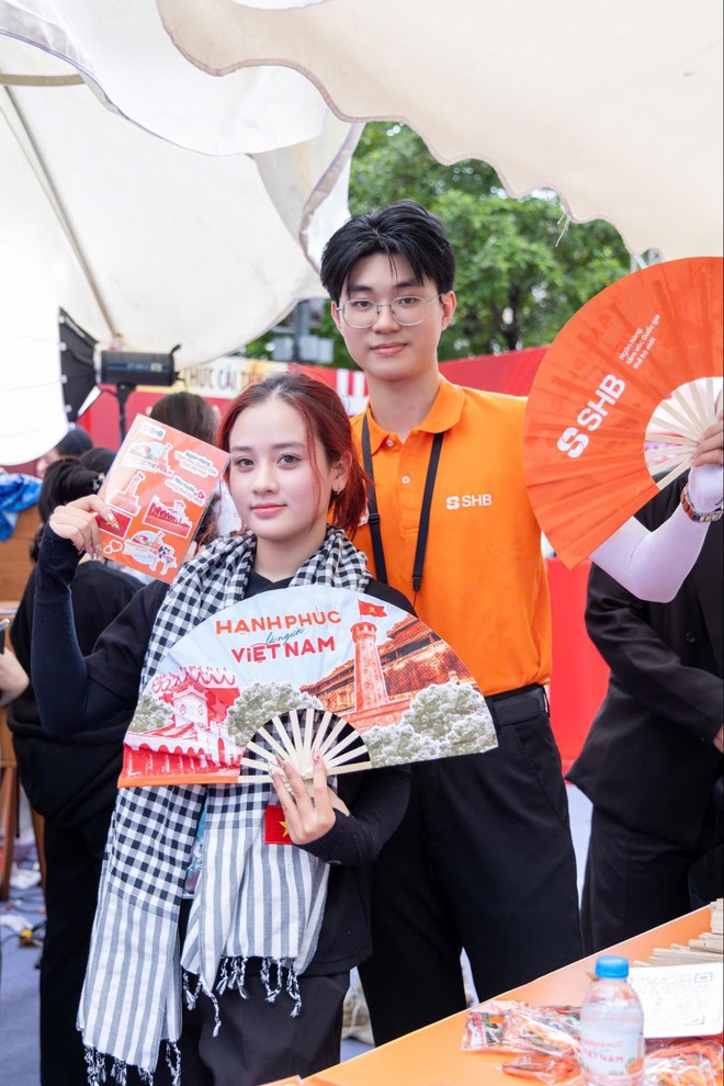 Giới trẻ h&agrave;o hứng check-in, săn qu&agrave; SHB ở booth Fandom Y&ecirc;u Nước- Ảnh 4.