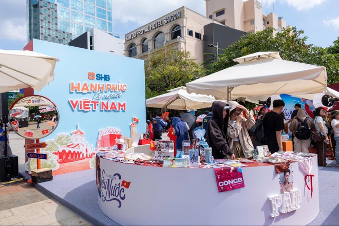 Giới trẻ h&agrave;o hứng check-in, săn qu&agrave; SHB ở booth Fandom Y&ecirc;u Nước- Ảnh 1.