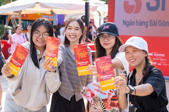 Giới trẻ h&agrave;o hứng check-in, săn qu&agrave; SHB ở booth Fandom Y&ecirc;u Nước- Ảnh 6.