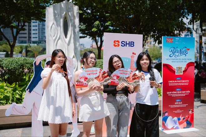 Giới trẻ h&agrave;o hứng check-in, săn qu&agrave; SHB ở booth Fandom Y&ecirc;u Nước- Ảnh 2.