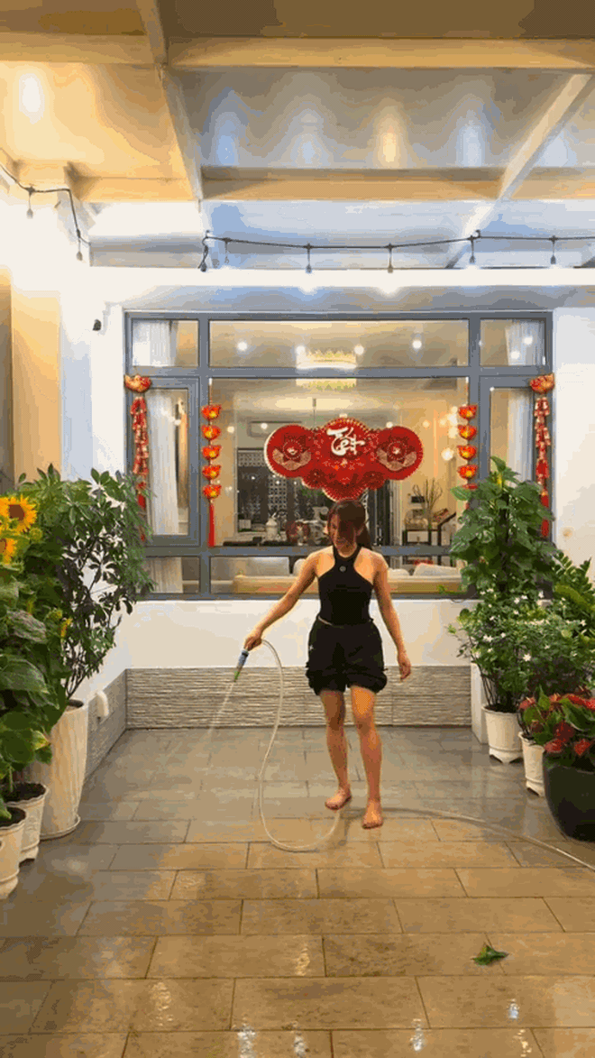 Ng&ocirc;i nh&agrave; của Diệp L&acirc;m Anh - nơi &ldquo;hồng h&agrave;i nhi&rdquo; k&eacute;m 11 tuổi phủ k&iacute;n 6.836 đ&oacute;a hoa hồng, đẹp hơn cả cổ t&iacute;ch- Ảnh 4.