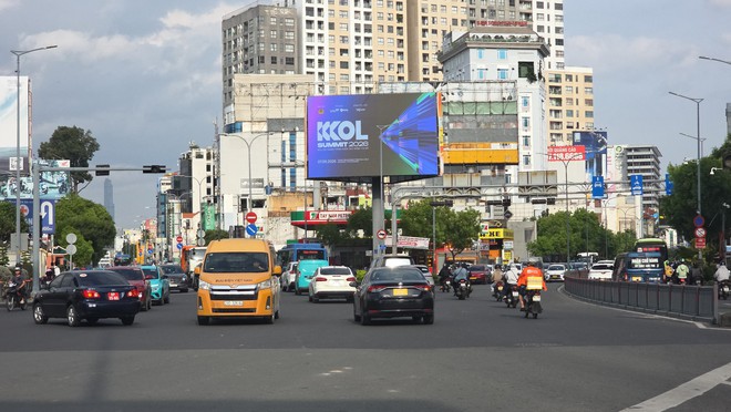 KOL Summit 2026 "phủ s&oacute;ng" OOH tại H&agrave; Nội v&agrave; TP.HCM: Đưa th&ocirc;ng điệp "Viral c&oacute; t&acirc;m - Ảnh hưởng c&oacute; tầm" ra đời thực - Ảnh 5.