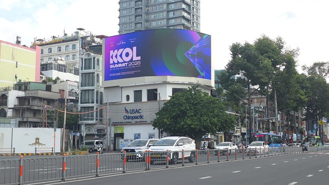 KOL Summit 2026 "phủ s&oacute;ng" OOH tại H&agrave; Nội v&agrave; TP.HCM: Đưa th&ocirc;ng điệp "Viral c&oacute; t&acirc;m - Ảnh hưởng c&oacute; tầm" ra đời thực - Ảnh 6.