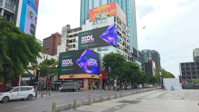 KOL Summit 2026 "phủ s&oacute;ng" OOH tại H&agrave; Nội v&agrave; TP.HCM: Đưa th&ocirc;ng điệp "Viral c&oacute; t&acirc;m - Ảnh hưởng c&oacute; tầm" ra đời thực - Ảnh 1.