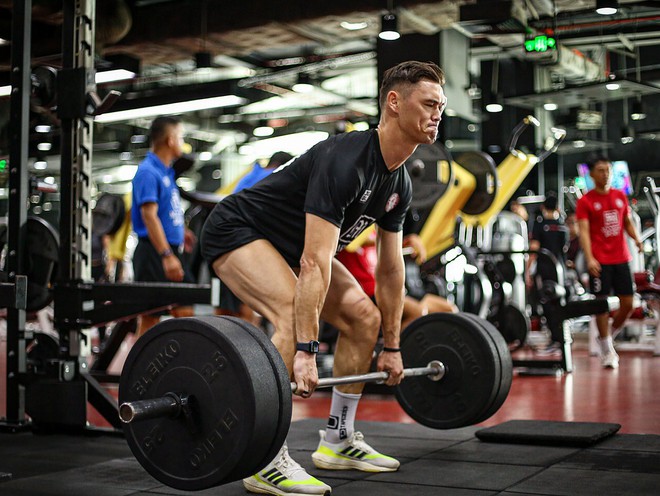 L&ecirc; Giang Patrik v&agrave; MC Ho&agrave;ng Oanh diện đồ đi biển n&eacute;t căng như l&ecirc;n b&igrave;a tạp ch&iacute;: Ph&iacute;a sau h&igrave;nh ảnh "bỏng mắt" - Ảnh 4.
