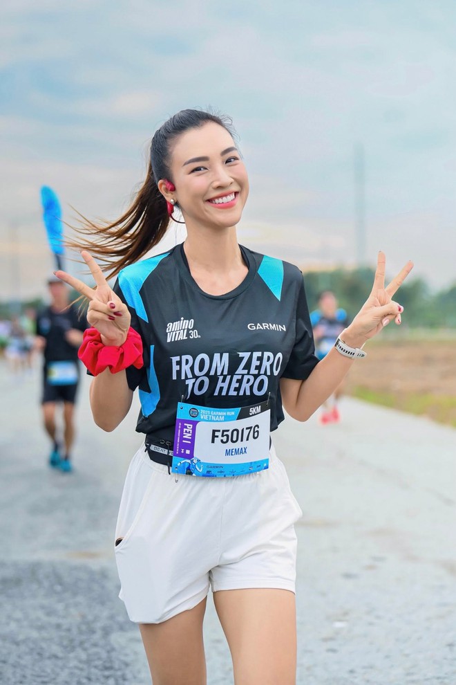 L&ecirc; Giang Patrik v&agrave; MC Ho&agrave;ng Oanh diện đồ đi biển n&eacute;t căng như l&ecirc;n b&igrave;a tạp ch&iacute;: Ph&iacute;a sau h&igrave;nh ảnh "bỏng mắt" - Ảnh 5.
