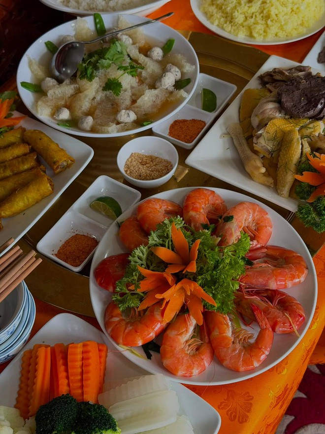 Căn ph&ograve;ng thờ trong biệt thự 4 tầng của nh&agrave; chồng Mai Ngọc lộ diện qua cảnh c&uacute;ng rằm th&aacute;ng 7 - Ảnh 2.