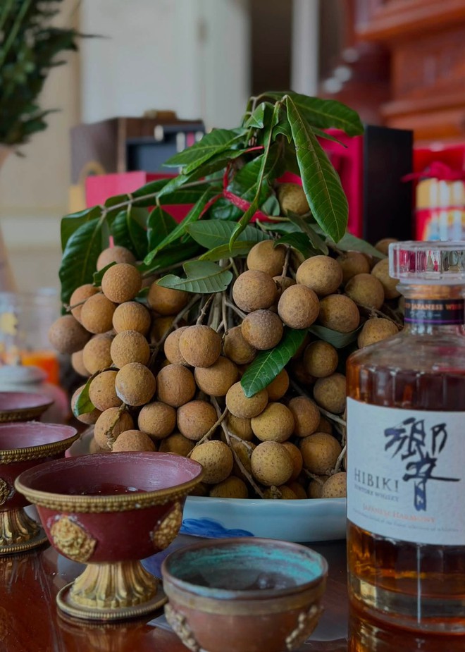 Căn ph&ograve;ng thờ trong biệt thự 4 tầng của nh&agrave; chồng Mai Ngọc lộ diện qua cảnh c&uacute;ng rằm th&aacute;ng 7 - Ảnh 4.