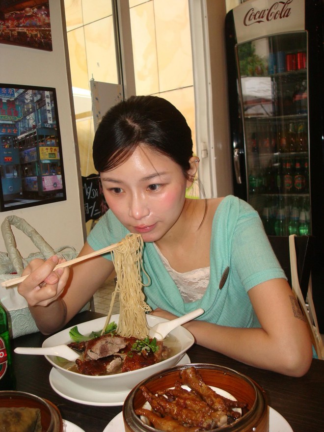 Thạch Trang nghi l&agrave;m b&aacute;nh đem tặng từ sữa uống dở, th&agrave;nh phẩm d&iacute;nh l&ocirc;ng m&egrave;o: Phản ứng g&igrave; giữa tranh c&atilde;i?- Ảnh 5.