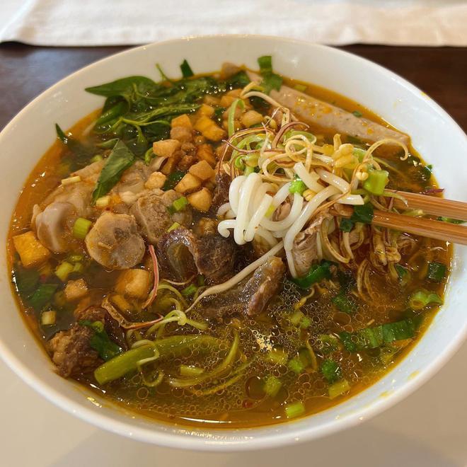 Bữa ăn d&acirc;n d&atilde; H&agrave; Tăng nấu cho con trai tỷ ph&uacute; Johnathan Hạnh Nguyễn - Ảnh 4.