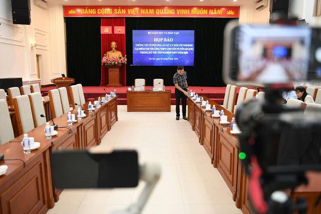 Bộ Gi&aacute;o dục họp b&aacute;o hướng xử l&iacute; 328 th&iacute; sinh trong vụ gian lận thi tại Tuy&ecirc;n Quang - Ảnh 7.