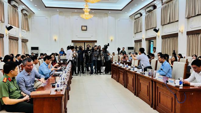 Bộ Gi&aacute;o dục họp b&aacute;o hướng xử l&iacute; 328 th&iacute; sinh trong vụ gian lận thi tại Tuy&ecirc;n Quang - Ảnh 6.