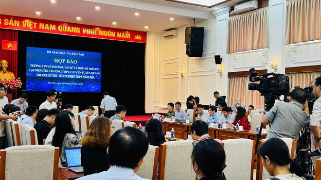 Bộ Gi&aacute;o dục họp b&aacute;o hướng xử l&iacute; 328 th&iacute; sinh trong vụ gian lận thi tại Tuy&ecirc;n Quang - Ảnh 5.