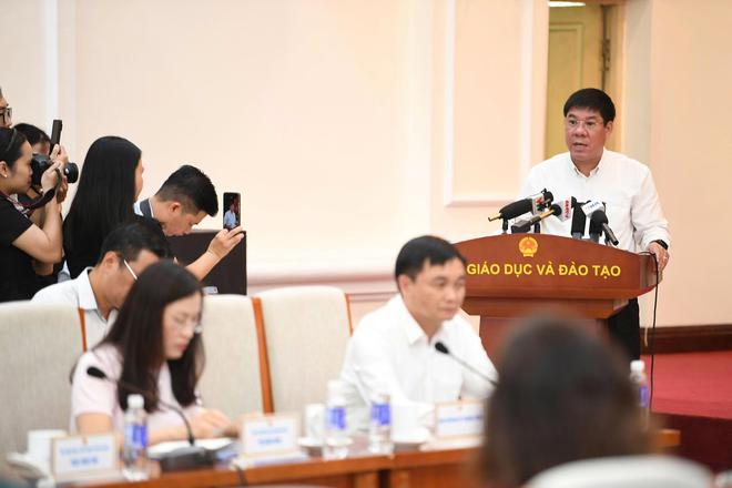 Bộ Gi&aacute;o dục họp b&aacute;o hướng xử l&iacute; 328 th&iacute; sinh trong vụ gian lận thi tại Tuy&ecirc;n Quang - Ảnh 2.