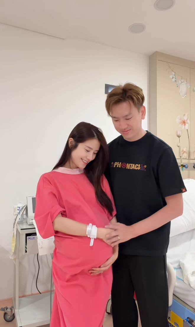 Cựu tiếp viên hàng không nổi tiếng vừa sinh con thứ 4 cho chồng tổng giám đốc - Ảnh 1.