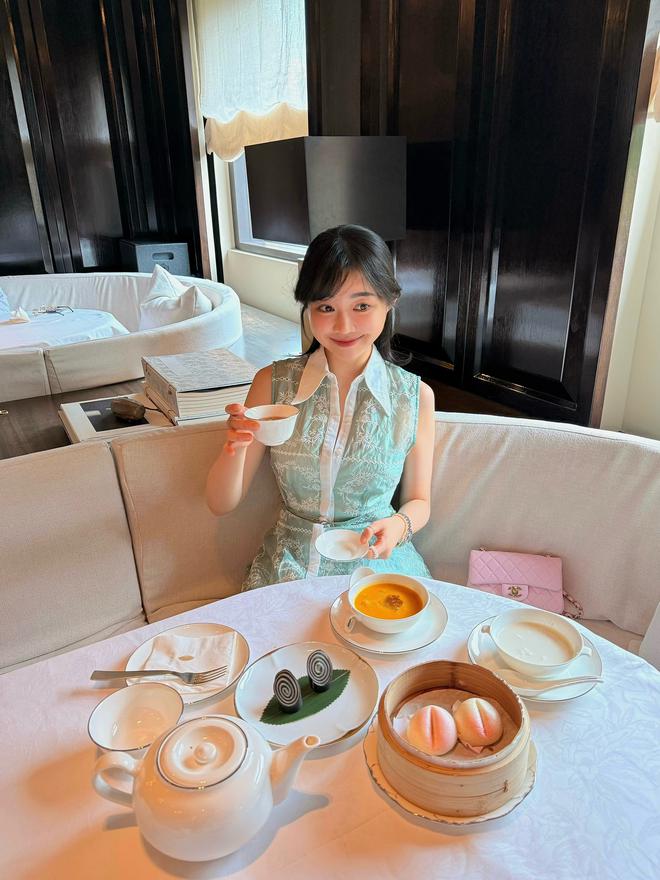Tiếp viên tàu cao tốc quỳ gối 1h an ủi khách: 7 năm sau ở khách sạn 5 sao nhiều hơn ở nhà, bay hạng thương gia- Ảnh 5.