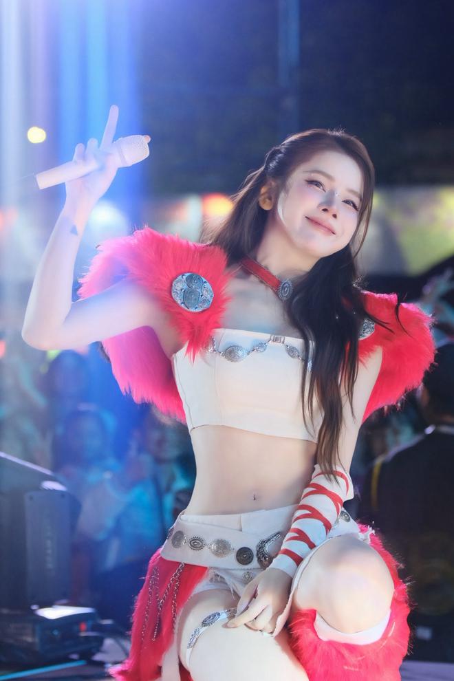 DJ Mie sau 3 năm chia tay Hồng Thanh: Mua biệt thự, đi Mercedes, nhan sắc ngày càng lên hương - Ảnh 2.