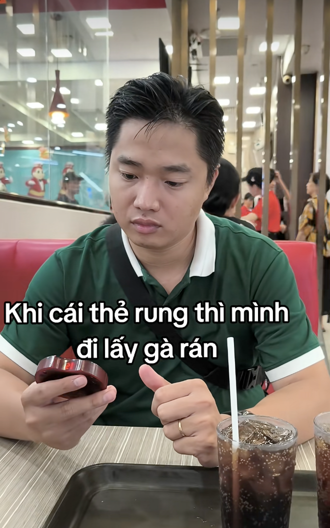 K&ecirc;nh TikTok chỉ c&aacute;ch tự lấy b&aacute;nh ở si&ecirc;u thị, order m&igrave; cay&hellip; h&uacute;t cả triệu view: V&igrave; sao những chuyện tưởng ai cũng biết lại c&oacute; sức h&uacute;t?- Ảnh 1.