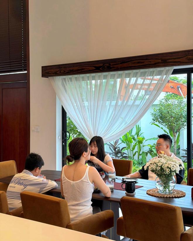Bên trong biệt thự 500m2 như khu nghỉ dưỡng của nam ca sĩ quê Ninh Bình lấy vợ miền Tây, 3 thế hệ cùng chung sống- Ảnh 4.