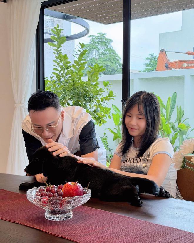 Bên trong biệt thự 500m2 như khu nghỉ dưỡng của nam ca sĩ quê Ninh Bình lấy vợ miền Tây, 3 thế hệ cùng chung sống- Ảnh 3.