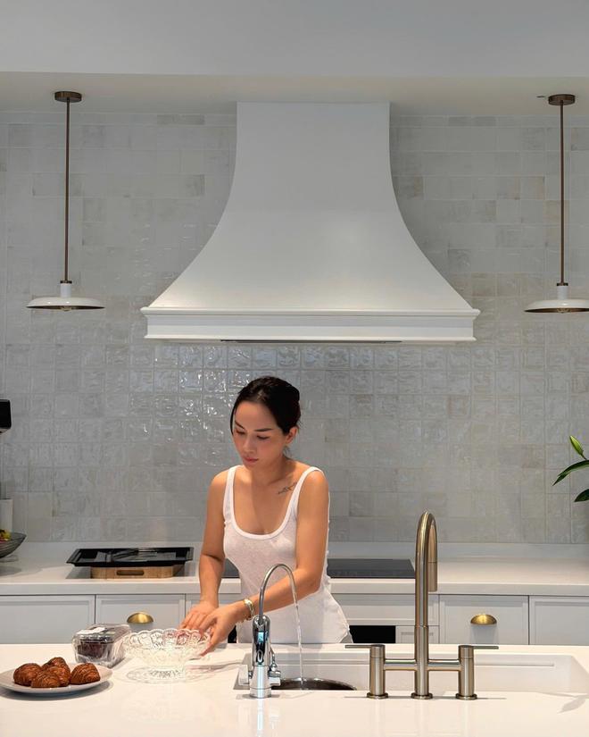 Bên trong biệt thự 500m2 như khu nghỉ dưỡng của nam ca sĩ quê Ninh Bình lấy vợ miền Tây, 3 thế hệ cùng chung sống- Ảnh 6.
