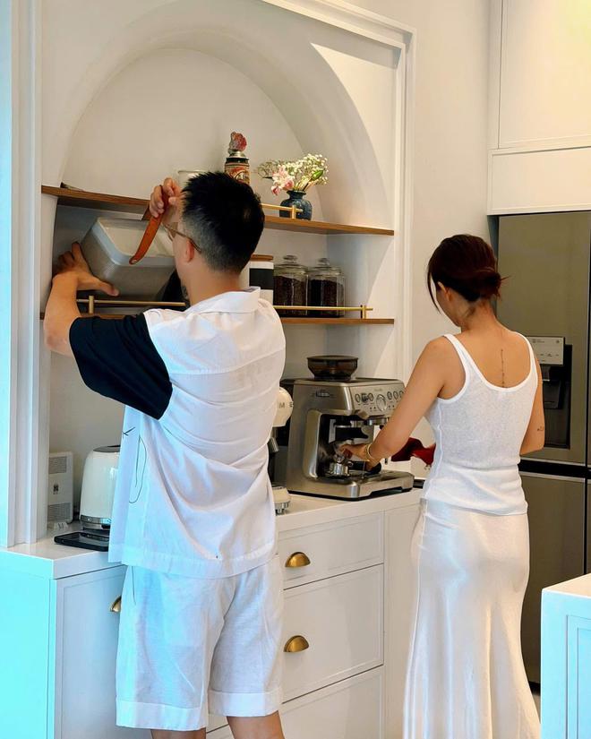 Bên trong biệt thự 500m2 như khu nghỉ dưỡng của nam ca sĩ quê Ninh Bình lấy vợ miền Tây, 3 thế hệ cùng chung sống- Ảnh 5.