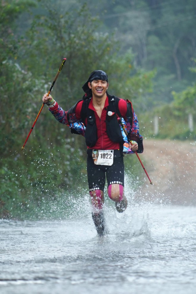 Khả Ng&acirc;n v&agrave; Nhan Ph&uacute;c Vinh: C&oacute; c&ocirc;ng chạy bộ, chạy trail c&oacute; ng&agrave;y &ldquo;được chồng như &yacute;&rdquo;- Ảnh 2.