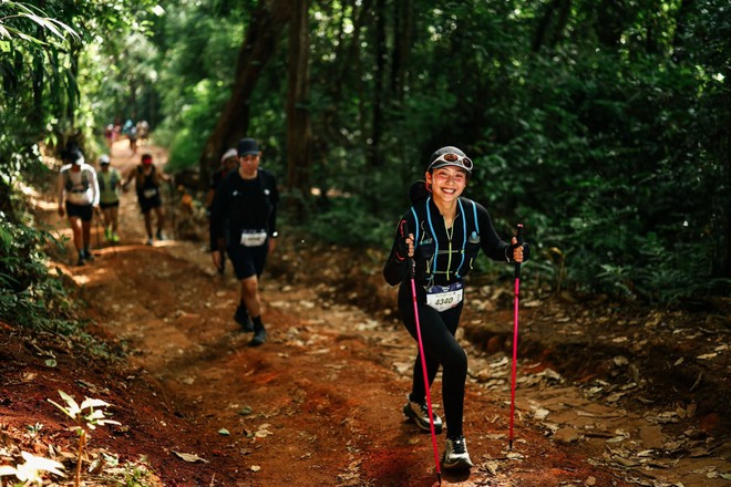 Khả Ng&acirc;n v&agrave; Nhan Ph&uacute;c Vinh: C&oacute; c&ocirc;ng chạy bộ, chạy trail c&oacute; ng&agrave;y &ldquo;được chồng như &yacute;&rdquo;- Ảnh 6.