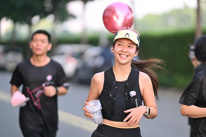 Khả Ng&acirc;n v&agrave; Nhan Ph&uacute;c Vinh: C&oacute; c&ocirc;ng chạy bộ, chạy trail c&oacute; ng&agrave;y &ldquo;được chồng như &yacute;&rdquo;- Ảnh 7.