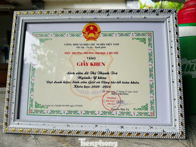 Niềm tự h&agrave;o của người bố thợ x&acirc;y c&oacute; con g&aacute;i đứng thứ 8 kỳ thi b&aacute;c sĩ nội tr&uacute; - Ảnh 5.