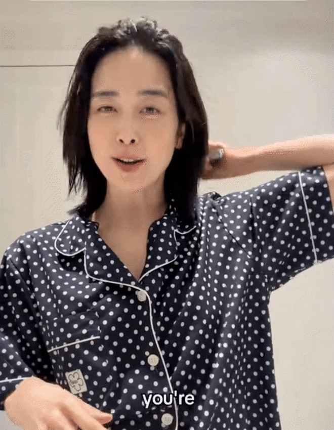 45 tuổi vẫn trẻ đẹp như mới U30, người phụ nữ n&agrave;y c&oacute; chi&ecirc;u "chống gi&agrave;" đơn giản đến mức ai cũng c&oacute; thể l&agrave;m theo- Ảnh 1.