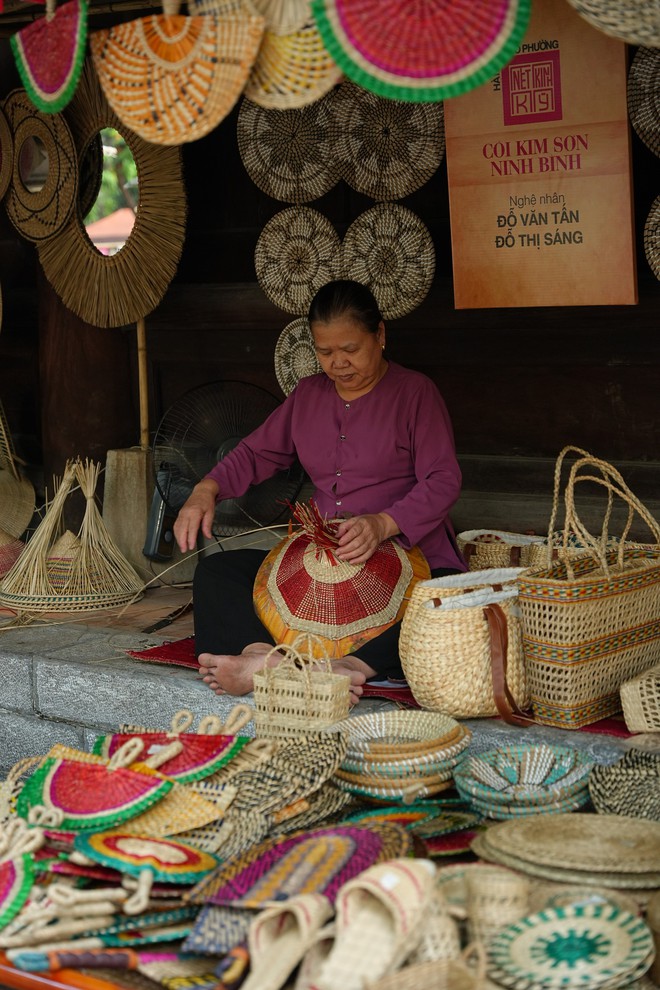 Một H&agrave; Nội kh&aacute;c đang hiện diện ở Văn Miếu - Quốc Tử Gi&aacute;m: Từ t&agrave; &aacute;o d&agrave;i đến 36 phố phường v&agrave; những nghề xưa - Ảnh 5.