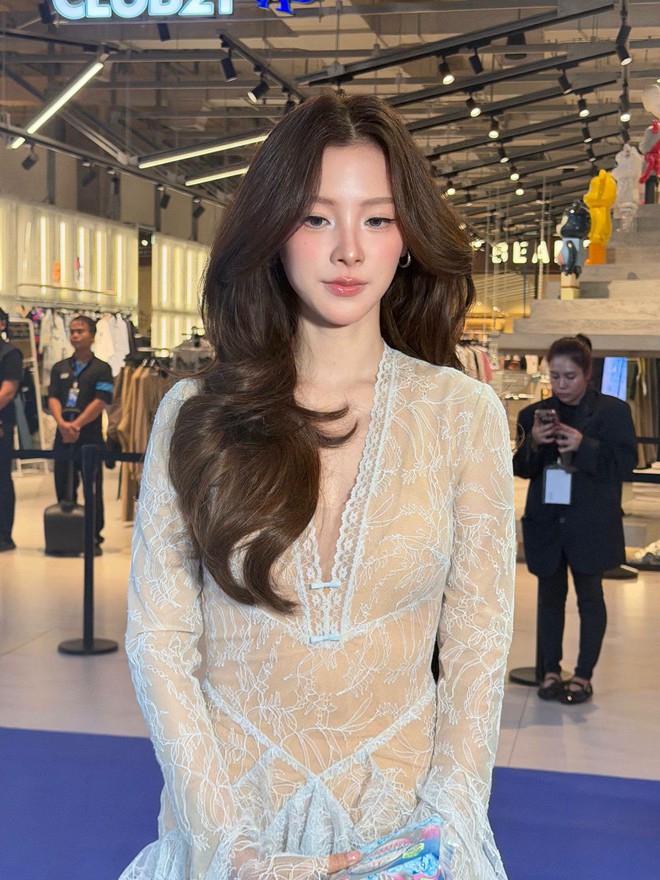 Baifern Pimchanok đẹp từ gương mặt đến v&oacute;c d&aacute;ng, gu ăn mặc lại c&agrave;ng t&ocirc;n trọn lợi thế trời cho - Ảnh 2.