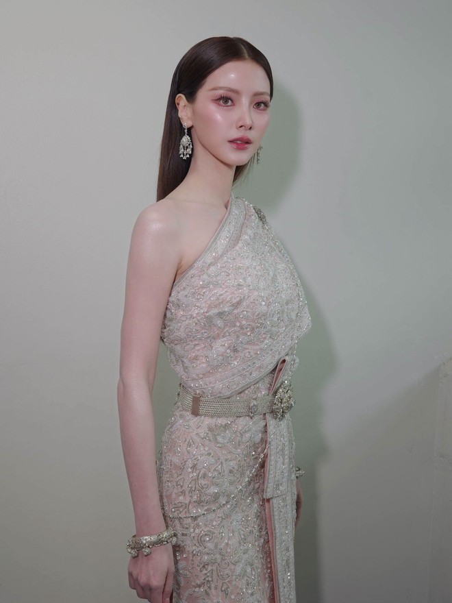 Baifern Pimchanok đẹp từ gương mặt đến v&oacute;c d&aacute;ng, gu ăn mặc lại c&agrave;ng t&ocirc;n trọn lợi thế trời cho - Ảnh 4.