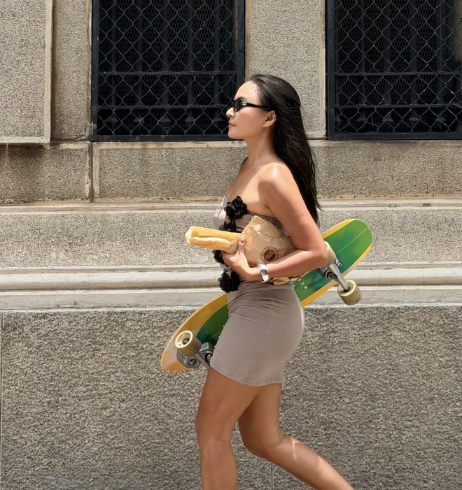 Cô gái ở TP.HCM dùng ván trượt đi chợ, ai gặp cũng ngoái nhìn: “Cuộc sống của mình gói trong 3 chữ” - Ảnh 7.