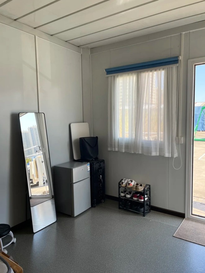 Căn ph&ograve;ng 15m&sup2; c&ocirc;ng ty cấp cho nữ nh&acirc;n vi&ecirc;n l&agrave;m ở c&ocirc;ng trường x&acirc;y dựng, lương 31 triệu/ th&aacute;ng - Ảnh 2.