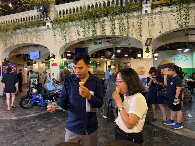 Ngày cuối tiếc nuối ở số 35 Tràng Tiền: "Tạm biệt nơi em được bố cho đi ăn kem khi được 10 điểm toán đầu tiên" - Ảnh 18.